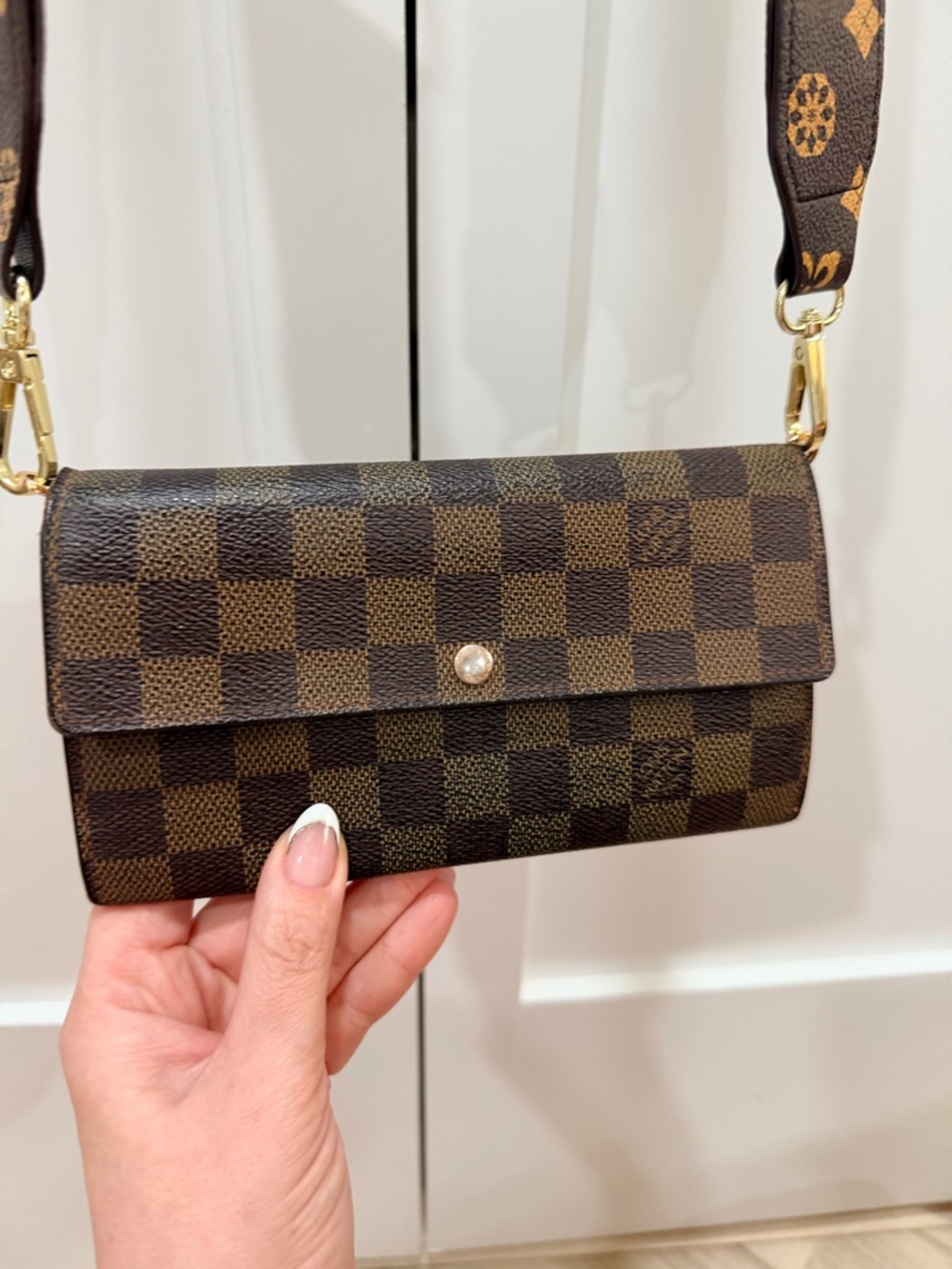 LV Damier Ebene Sarah Wallet, Bag Strap, Stellar Times EDP, Dust Bag✨ & COA!! - Picture 5 of 17
